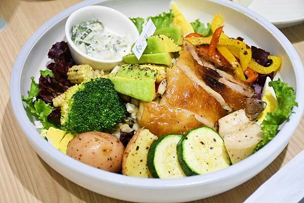 高雄市三民區莫蘭迪舒服的配色，主打4吋蛋糕、台灣特色咖啡的不限時咖啡廳【Four U Coffee】結合藝術風格，讓你我徹底感