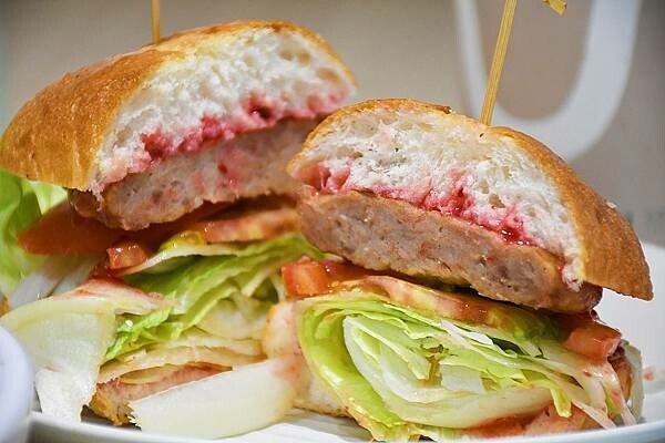 高雄市三民區莫蘭迪舒服的配色，主打4吋蛋糕、台灣特色咖啡的不限時咖啡廳【Four U Coffee】結合藝術風格，讓你我徹底感