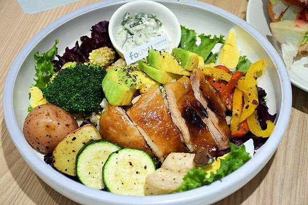 高雄市三民區莫蘭迪舒服的配色，主打4吋蛋糕、台灣特色咖啡的不限時咖啡廳【Four U Coffee】結合藝術風格，讓你我徹底感