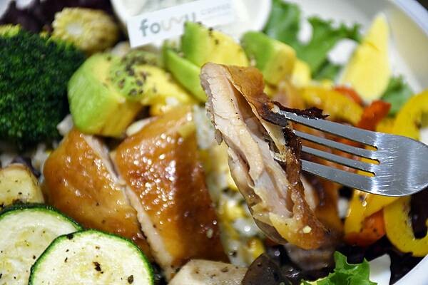 高雄市三民區莫蘭迪舒服的配色，主打4吋蛋糕、台灣特色咖啡的不限時咖啡廳【Four U Coffee】結合藝術風格，讓你我徹底感