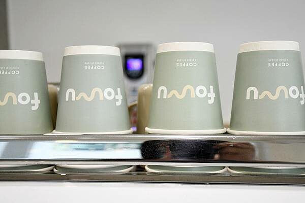 高雄市三民區莫蘭迪舒服的配色，主打4吋蛋糕、台灣特色咖啡的不限時咖啡廳【Four U Coffee】結合藝術風格，讓你我徹底感