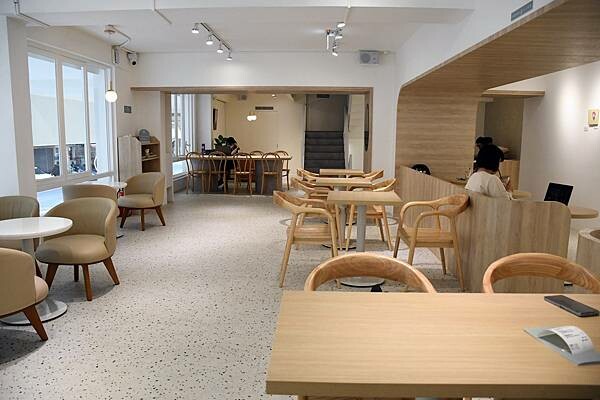 高雄市三民區莫蘭迪舒服的配色，主打4吋蛋糕、台灣特色咖啡的不限時咖啡廳【Four U Coffee】結合藝術風格，讓你我徹底感