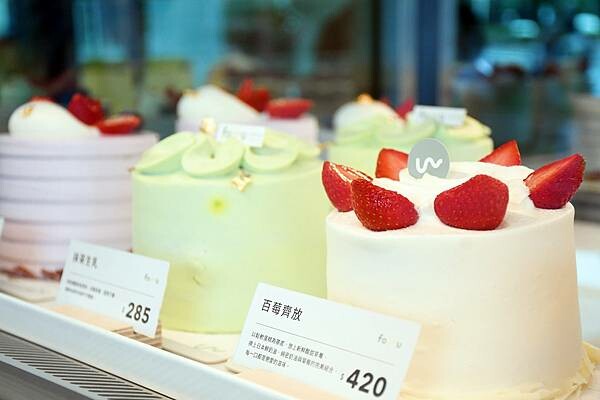 高雄市三民區莫蘭迪舒服的配色，主打4吋蛋糕、台灣特色咖啡的不限時咖啡廳【Four U Coffee】結合藝術風格，讓你我徹底感