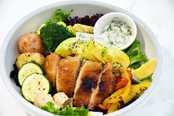 高雄市三民區莫蘭迪舒服的配色，主打4吋蛋糕、台灣特色咖啡的不限時咖啡廳【Four U Coffee】結合藝術風格，讓你我徹底感