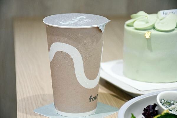 高雄市三民區莫蘭迪舒服的配色，主打4吋蛋糕、台灣特色咖啡的不限時咖啡廳【Four U Coffee】結合藝術風格，讓你我徹底感