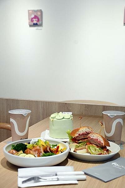 高雄市三民區莫蘭迪舒服的配色，主打4吋蛋糕、台灣特色咖啡的不限時咖啡廳【Four U Coffee】結合藝術風格，讓你我徹底感