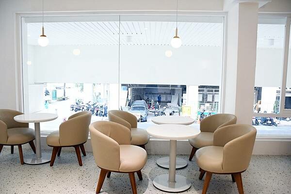 高雄市三民區莫蘭迪舒服的配色，主打4吋蛋糕、台灣特色咖啡的不限時咖啡廳【Four U Coffee】結合藝術風格，讓你我徹底感