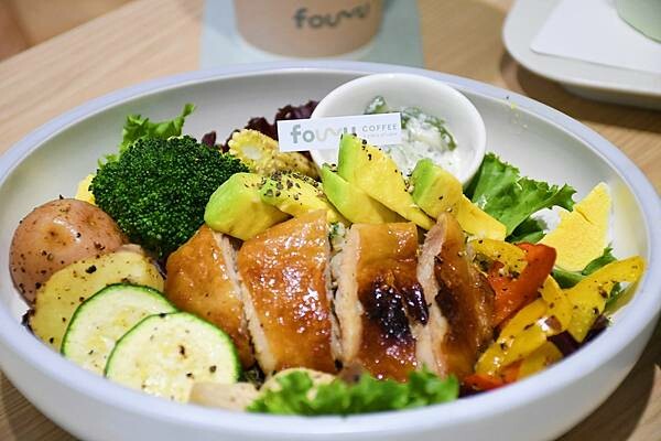 高雄市三民區莫蘭迪舒服的配色，主打4吋蛋糕、台灣特色咖啡的不限時咖啡廳【Four U Coffee】結合藝術風格，讓你我徹底感