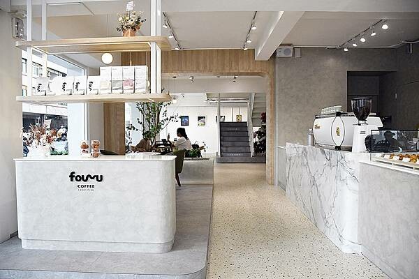 高雄市三民區莫蘭迪舒服的配色，主打4吋蛋糕、台灣特色咖啡的不限時咖啡廳【Four U Coffee】結合藝術風格，讓你我徹底感