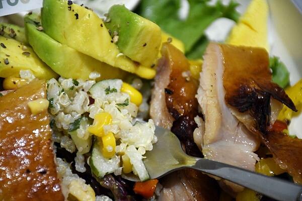 高雄市三民區莫蘭迪舒服的配色，主打4吋蛋糕、台灣特色咖啡的不限時咖啡廳【Four U Coffee】結合藝術風格，讓你我徹底感