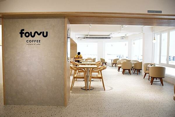 高雄市三民區莫蘭迪舒服的配色，主打4吋蛋糕、台灣特色咖啡的不限時咖啡廳【Four U Coffee】結合藝術風格，讓你我徹底感