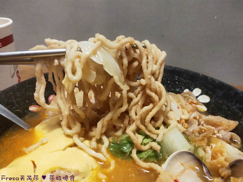 台中市西屯區台中韓食【四號咖哩】逢甲夜市巷內平價料理.蔬菜料多起士湯頭濃厚.內用飲品無限暢飲│逢甲大學│西屯美食