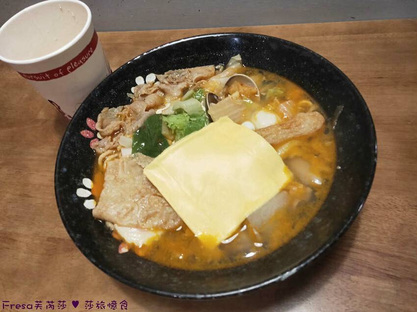 台中市西屯區台中韓食【四號咖哩】逢甲夜市巷內平價料理.蔬菜料多起士湯頭濃厚.內用飲品無限暢飲│逢甲大學│西屯美食