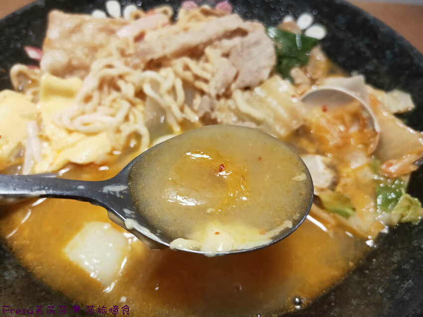 台中市西屯區台中韓食【四號咖哩】逢甲夜市巷內平價料理.蔬菜料多起士湯頭濃厚.內用飲品無限暢飲│逢甲大學│西屯美食