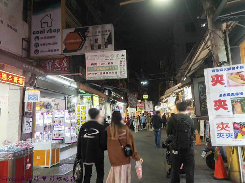 台中市西屯區台中韓食【四號咖哩】逢甲夜市巷內平價料理.蔬菜料多起士湯頭濃厚.內用飲品無限暢飲│逢甲大學│西屯美食