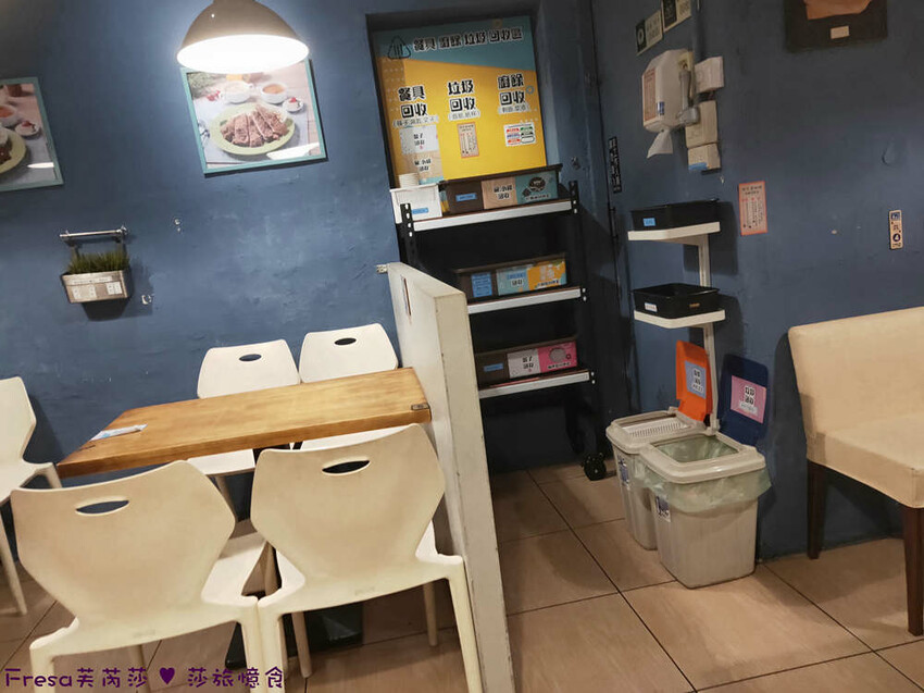 台中市西屯區台中韓食【四號咖哩】逢甲夜市巷內平價料理.蔬菜料多起士湯頭濃厚.內用飲品無限暢飲│逢甲大學│西屯美食