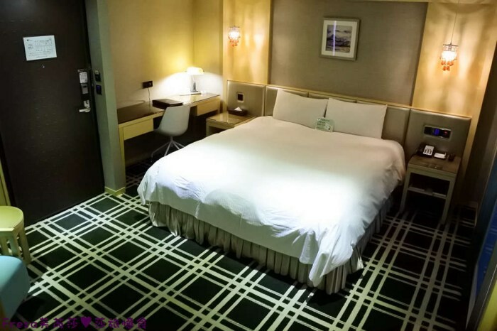 台中市西屯區台中韓食【四號咖哩】逢甲夜市巷內平價料理.蔬菜料多起士湯頭濃厚.內用飲品無限暢飲│逢甲大學│西屯美食