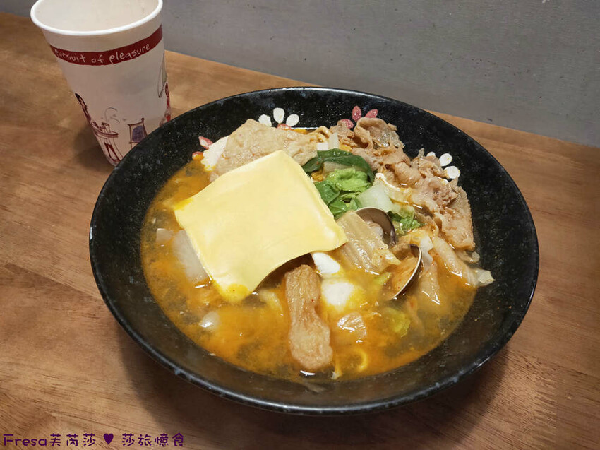台中市西屯區台中韓食【四號咖哩】逢甲夜市巷內平價料理.蔬菜料多起士湯頭濃厚.內用飲品無限暢飲│逢甲大學│西屯美食