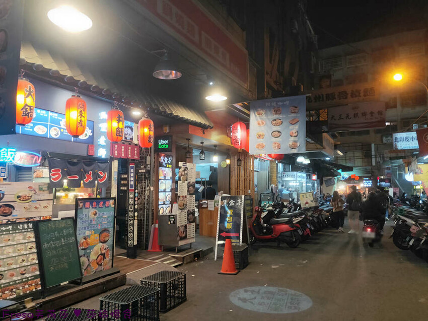 台中市西屯區台中韓食【四號咖哩】逢甲夜市巷內平價料理.蔬菜料多起士湯頭濃厚.內用飲品無限暢飲│逢甲大學│西屯美食