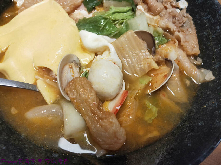 台中市西屯區台中韓食【四號咖哩】逢甲夜市巷內平價料理.蔬菜料多起士湯頭濃厚.內用飲品無限暢飲│逢甲大學│西屯美食