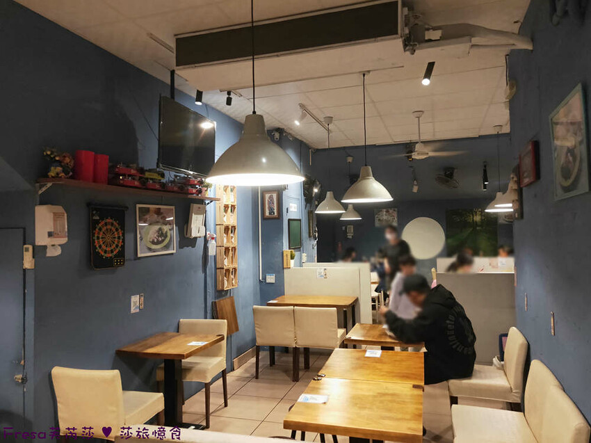 台中市西屯區台中韓食【四號咖哩】逢甲夜市巷內平價料理.蔬菜料多起士湯頭濃厚.內用飲品無限暢飲│逢甲大學│西屯美食