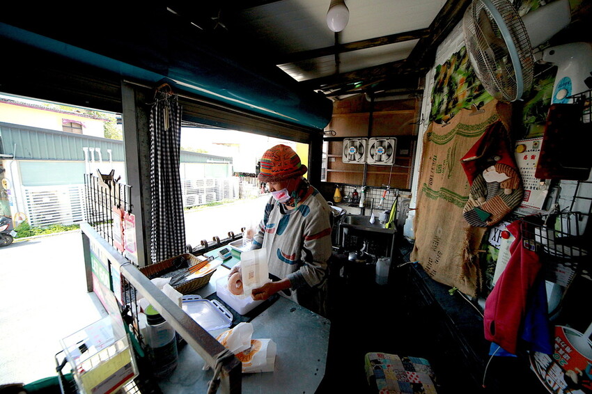 屏東縣三地門鄉吃。屏東縣｜三地門鄉。「莉姆姆的歌-姐姐 A du」網路超夯的小米甜甜圈三地門分店，像似麻糬的Q彈甜甜圈還