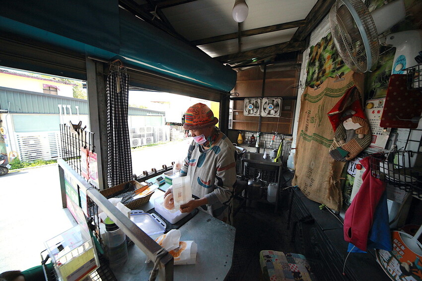 屏東縣三地門鄉吃。屏東縣｜三地門鄉。「莉姆姆的歌-姐姐 A du」網路超夯的小米甜甜圈三地門分店，像似麻糬的Q彈甜甜圈還