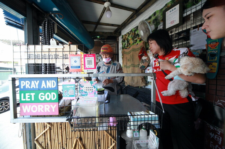 屏東縣三地門鄉吃。屏東縣｜三地門鄉。「莉姆姆的歌-姐姐 A du」網路超夯的小米甜甜圈三地門分店，像似麻糬的Q彈甜甜圈還