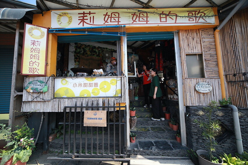 屏東縣三地門鄉吃。屏東縣｜三地門鄉。「莉姆姆的歌-姐姐 A du」網路超夯的小米甜甜圈三地門分店，像似麻糬的Q彈甜甜圈還