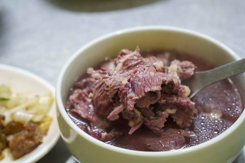 台南市南區凌晨2:30營業的台南牛肉湯｜開門以前就排隊，還沒天亮就完售的深夜隱藏版台南牛肉湯！！