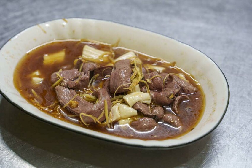 台南市南區凌晨2:30營業的台南牛肉湯｜開門以前就排隊，還沒天亮就完售的深夜隱藏版台南牛肉湯！！