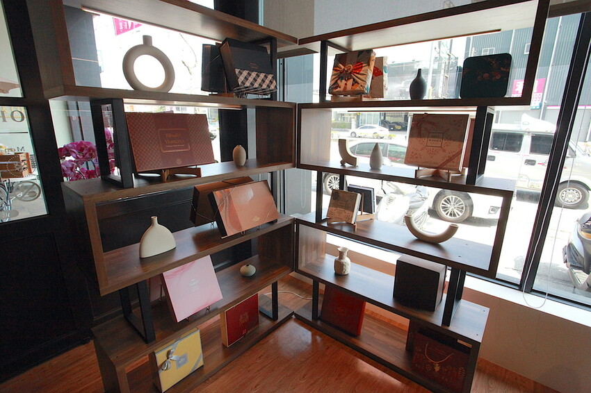 高雄市仁武區吃。高雄市｜仁武區。「三十早人羽''仁武總店''Han's coffee」新店報報!!!! 門面氣派複合式咖啡廳，全台唯