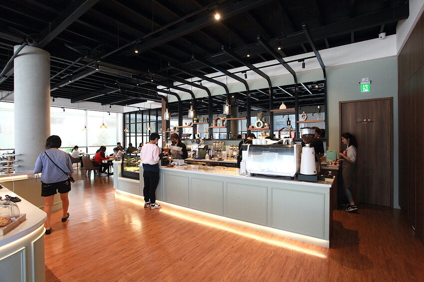 高雄市仁武區吃。高雄市｜仁武區。「三十早人羽''仁武總店''Han's coffee」新店報報!!!! 門面氣派複合式咖啡廳，全台唯