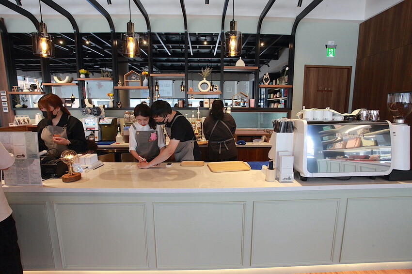 高雄市仁武區吃。高雄市｜仁武區。「三十早人羽''仁武總店''Han's coffee」新店報報!!!! 門面氣派複合式咖啡廳，全台唯