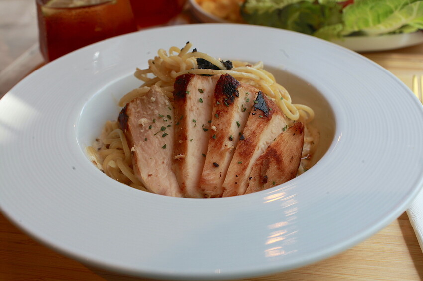 高雄市仁武區吃。高雄市｜仁武區。「三十早人羽''仁武總店''Han's coffee」新店報報!!!! 門面氣派複合式咖啡廳，全台唯