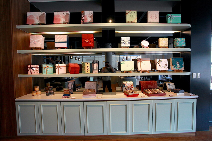 高雄市仁武區吃。高雄市｜仁武區。「三十早人羽''仁武總店''Han's coffee」新店報報!!!! 門面氣派複合式咖啡廳，全台唯