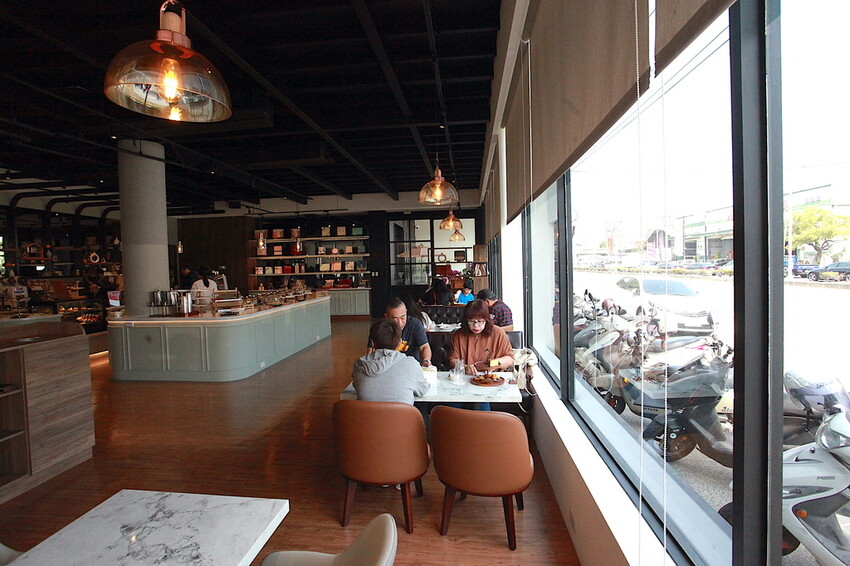 高雄市仁武區吃。高雄市｜仁武區。「三十早人羽''仁武總店''Han's coffee」新店報報!!!! 門面氣派複合式咖啡廳，全台唯