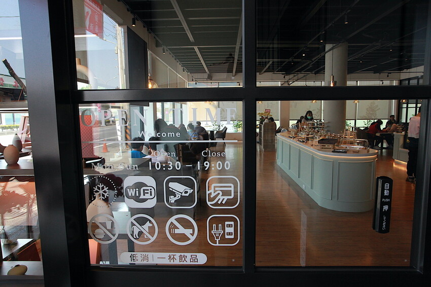 高雄市仁武區吃。高雄市｜仁武區。「三十早人羽''仁武總店''Han's coffee」新店報報!!!! 門面氣派複合式咖啡廳，全台唯