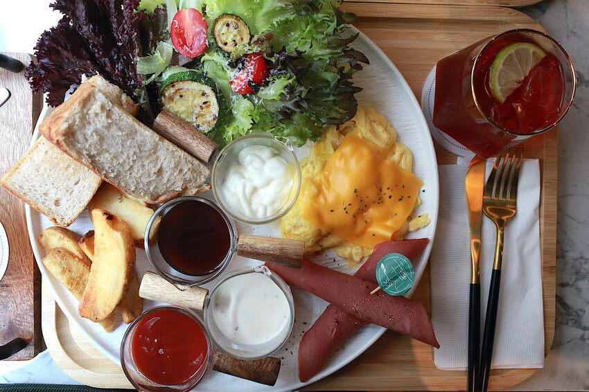 高雄市仁武區吃。高雄市｜仁武區。「三十早人羽''仁武總店''Han's coffee」新店報報!!!! 門面氣派複合式咖啡廳，全台唯