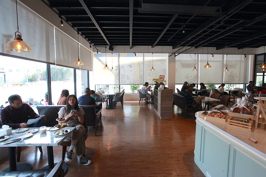 高雄市仁武區吃。高雄市｜仁武區。「三十早人羽''仁武總店''Han's coffee」新店報報!!!! 門面氣派複合式咖啡廳，全台唯