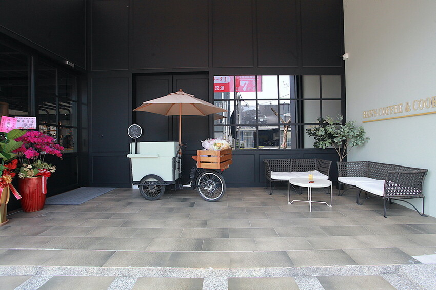 高雄市仁武區吃。高雄市｜仁武區。「三十早人羽''仁武總店''Han's coffee」新店報報!!!! 門面氣派複合式咖啡廳，全台唯