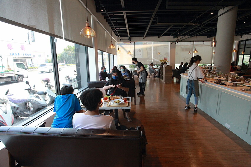 高雄市仁武區吃。高雄市｜仁武區。「三十早人羽''仁武總店''Han's coffee」新店報報!!!! 門面氣派複合式咖啡廳，全台唯