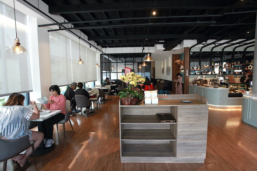 高雄市仁武區吃。高雄市｜仁武區。「三十早人羽''仁武總店''Han's coffee」新店報報!!!! 門面氣派複合式咖啡廳，全台唯