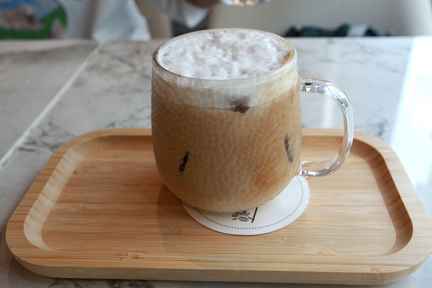 高雄市仁武區吃。高雄市｜仁武區。「三十早人羽''仁武總店''Han's coffee」新店報報!!!! 門面氣派複合式咖啡廳，全台唯