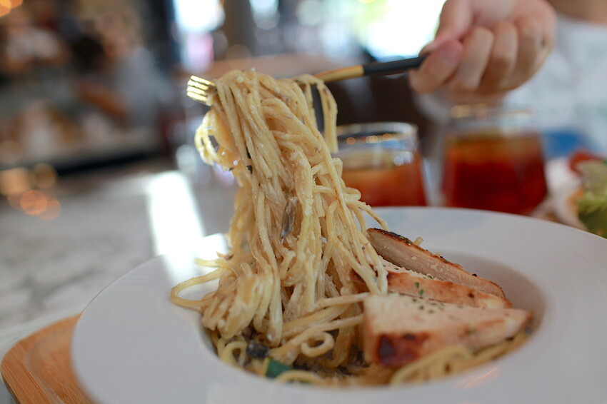 高雄市仁武區吃。高雄市｜仁武區。「三十早人羽''仁武總店''Han's coffee」新店報報!!!! 門面氣派複合式咖啡廳，全台唯