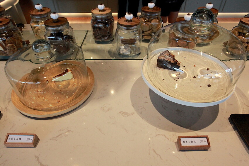 高雄市仁武區吃。高雄市｜仁武區。「三十早人羽''仁武總店''Han's coffee」新店報報!!!! 門面氣派複合式咖啡廳，全台唯