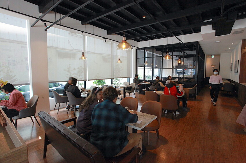 高雄市仁武區吃。高雄市｜仁武區。「三十早人羽''仁武總店''Han's coffee」新店報報!!!! 門面氣派複合式咖啡廳，全台唯