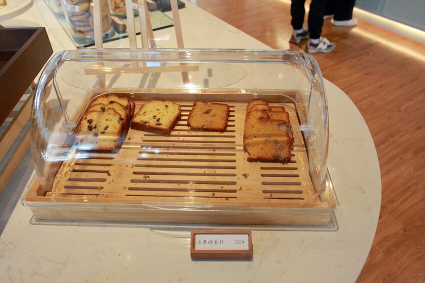 高雄市仁武區吃。高雄市｜仁武區。「三十早人羽''仁武總店''Han's coffee」新店報報!!!! 門面氣派複合式咖啡廳，全台唯