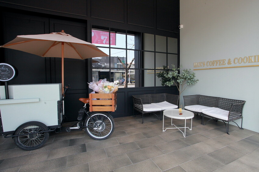 高雄市仁武區吃。高雄市｜仁武區。「三十早人羽''仁武總店''Han's coffee」新店報報!!!! 門面氣派複合式咖啡廳，全台唯