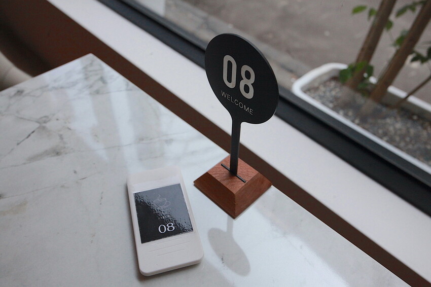 高雄市仁武區吃。高雄市｜仁武區。「三十早人羽''仁武總店''Han's coffee」新店報報!!!! 門面氣派複合式咖啡廳，全台唯